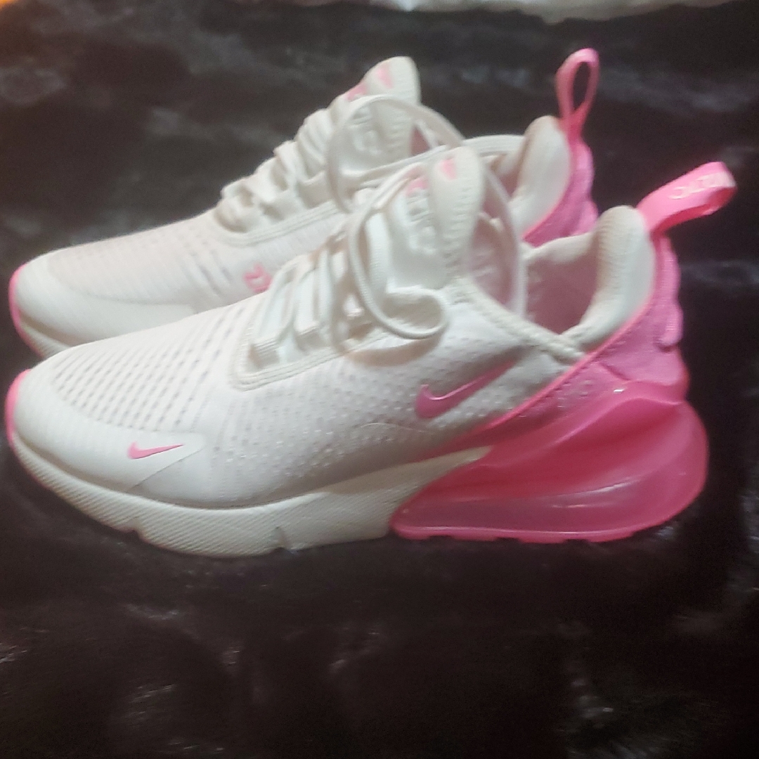 Nike Air Max 270 Casual Sneakers In White With Pink Spell Accents: Size:5.5 Us